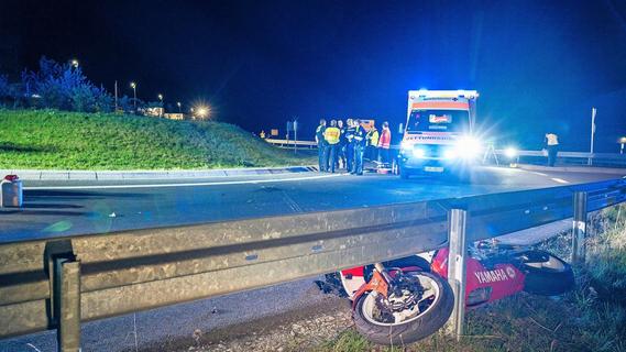 Schwerer Unfall in Franken: Motorradfahrer fliegt über Kreisverkehr - Bike nicht zugelassen