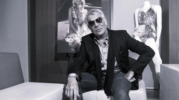 Der italienische Modedesigner Roberto Cavalli ist im Alter von 83 Jahren nach langer Krankheit gestorben. Bekannt wurde er durch seine Tierfell-Muster und exotischen Optiken.
