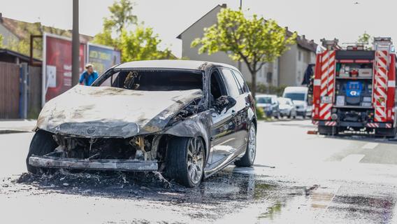Mitten im Berufsverkehr: BMW fing in Nürnberg plötzlich Feuer