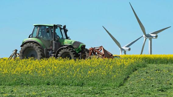 Tragischer Unfall in der Oberpfalz: Mann von eigenem Traktor überrollt - Familie findet Leichnam