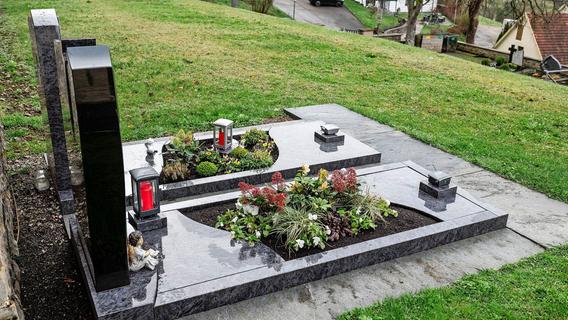 Dieb am Friedhof: Wer hat die Kupferplatte eines Holzkreuzes entwendet?