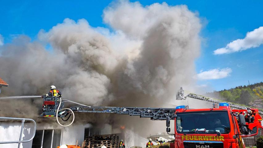 Ganze Anlage stand in Flammen: Großbrand einer Lagerhalle in der Oberpfalz - 300 Kräfte im Einsatz