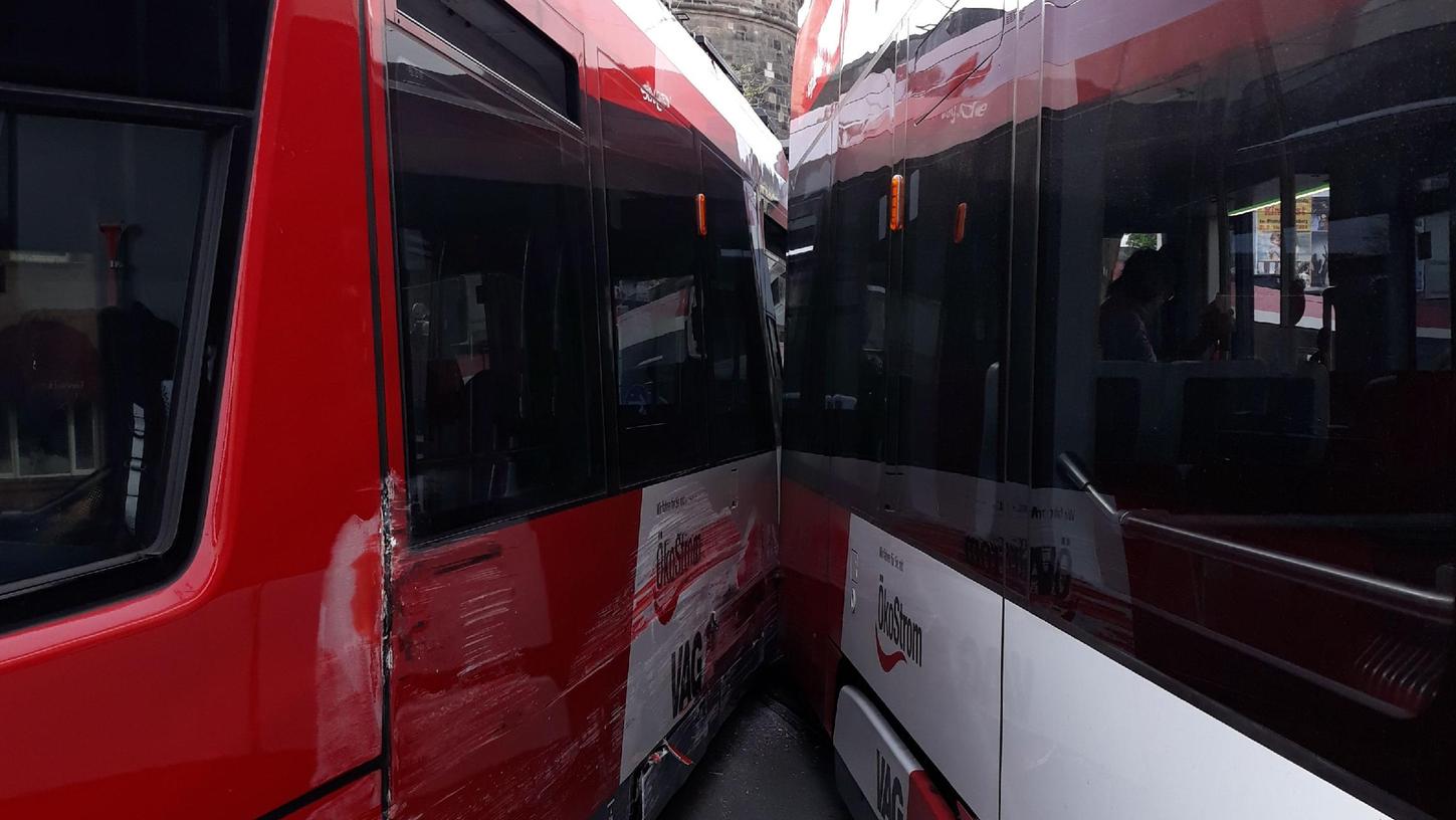 Zwei Straßenbahnen kollidierten in der Nürnberger Innenstadt.