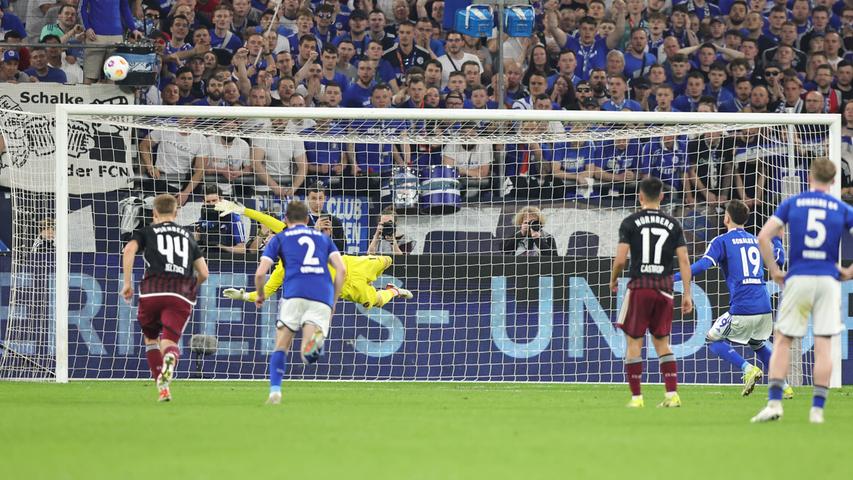 Ein strittiger Pfiff: Den Foulelfmeter für FC Schalke 04 in Minute 55 verschießen die Gastgeber.