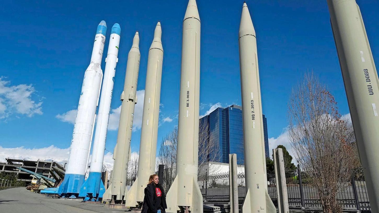 Dauerausstellung von im Iran produzierten Raketen und Satellitenträgern in einem Erholungsgebiet im Norden Teherans.