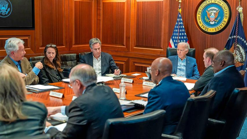 US-Präsident Joe Biden (3.v.r)trifft sich mit Mitgliedern des Nationalen Sicherheitsteams.