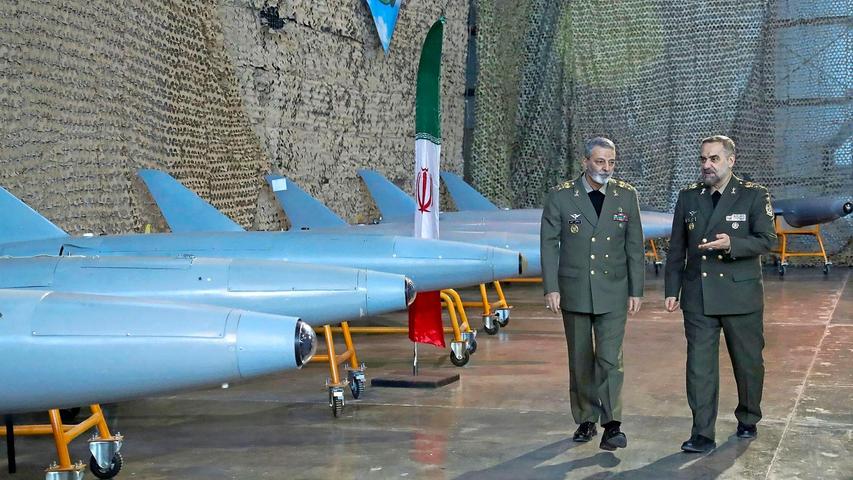 Irans Verteidigungsminister General Mohammed-Resa Aschtiani (r)spricht mit dem Befehlshaber der Armee, General Abdolrahim Mussawi, während einer Zeremonie zur Übergabe der im Inland gebauten Drohnen an die Armee.