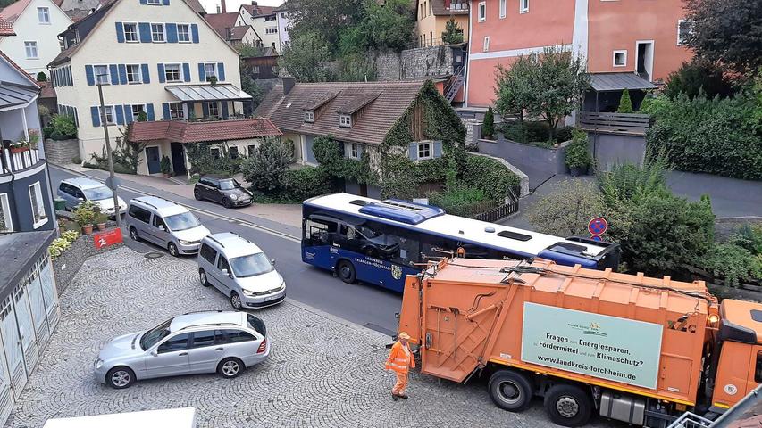 Bahnhofstraße in Gräfenberg wird gesperrt - Warnlichter und Randsteinbemalung