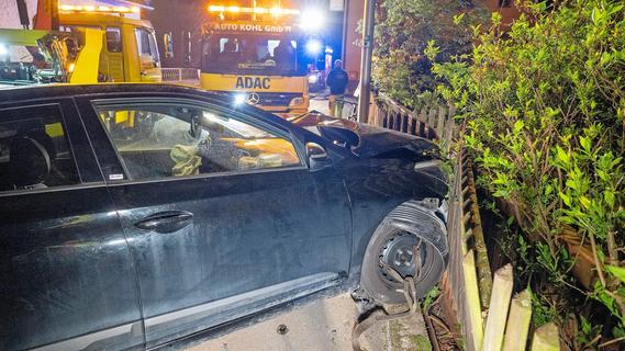 Vier Leichtverletzte bei Heßdorf: Auto schleudert in Gartenzaun