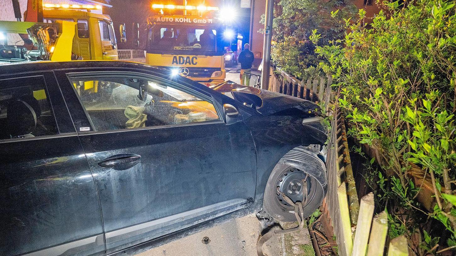 In der Samstagnacht kam es zu einem Verkehrsunfall in Untermembach. Dort kollidierten zwei Autos frontal miteinander. Ein Auto schleuderte durch den Aufprall in einen Gartenzaun.