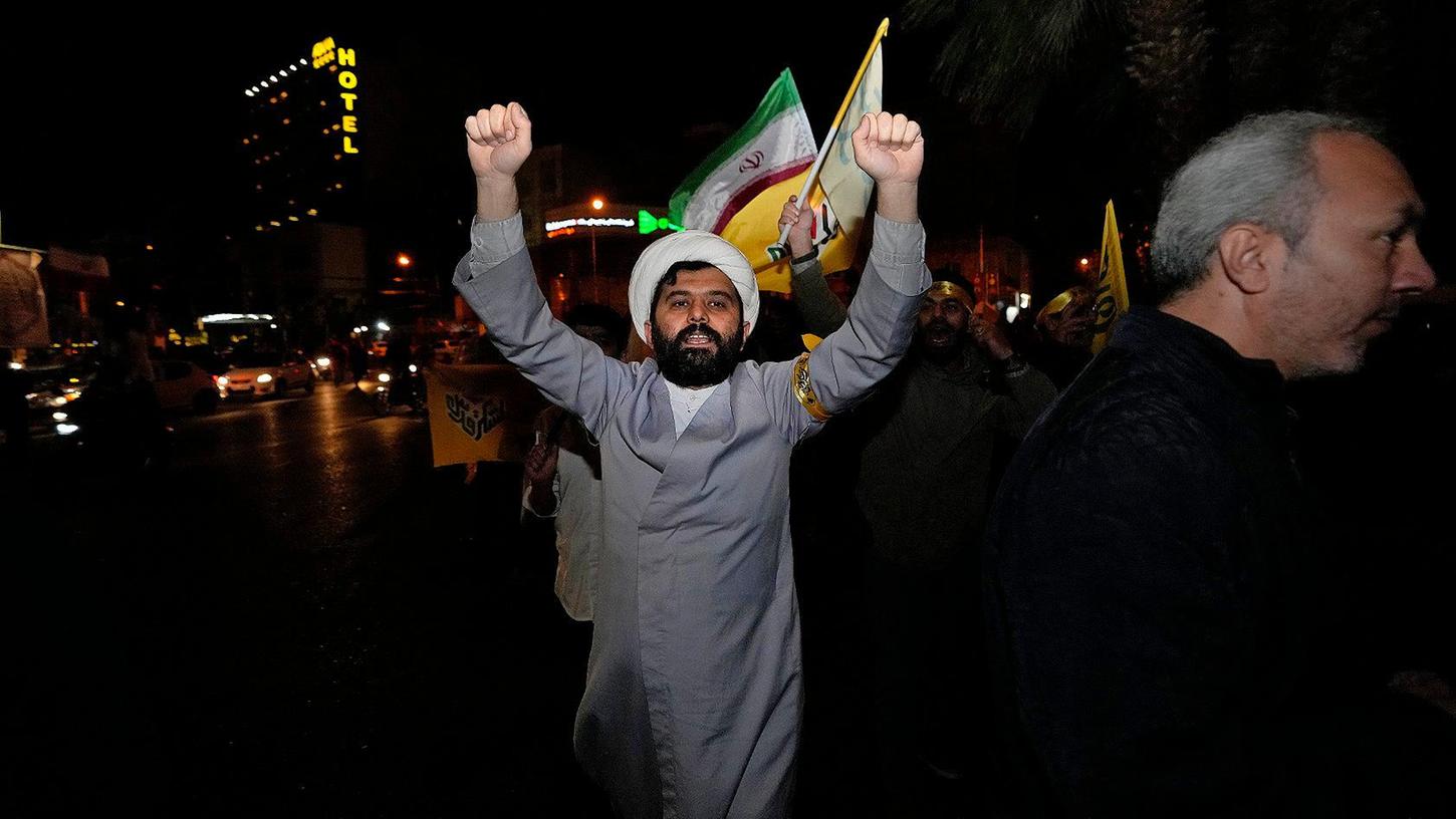 Ein iranischer Geistlicher skandiert Slogans während einer anti-israelischen Versammlung in Teheran.
