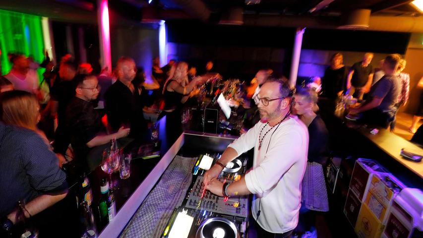 Wummernde Bässe und hypnotisierende Beats: Die DJs sorgten für schwingende Hüften und Tanzbeine.