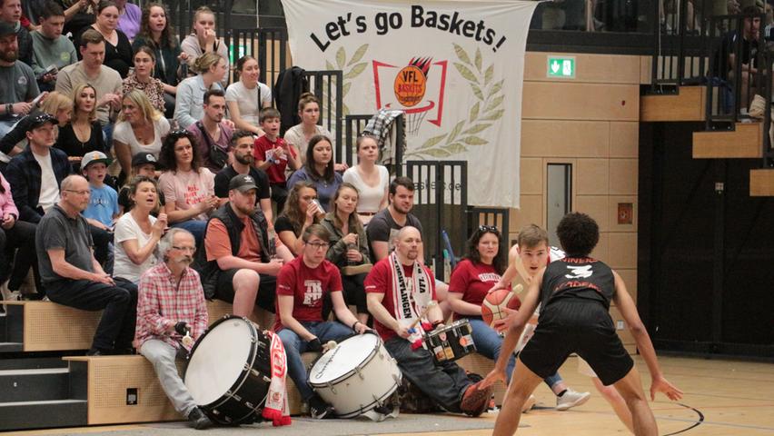 Let's go Baskets war das passende Motto für die Trommler um Peter Schwarz (links) und die Mannschaft des VfL