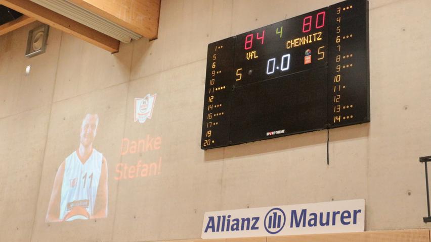 Nach dem 84:80-Erfolg hieß es bei den VfL-Baskets "Danke Stefan!"
