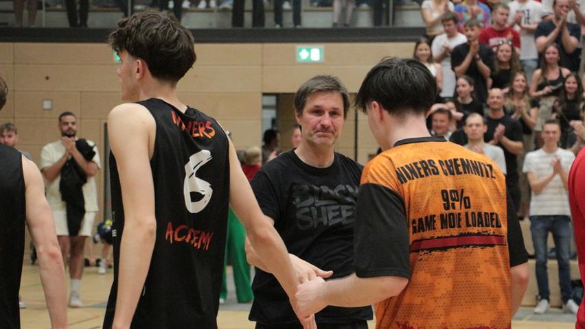Nach einem fairen Spiel konnte Treuchtlingens Trainer Goran Petrovic die Glückwünsche der "Niners" zum Klassenerhalt entgegennehmen.