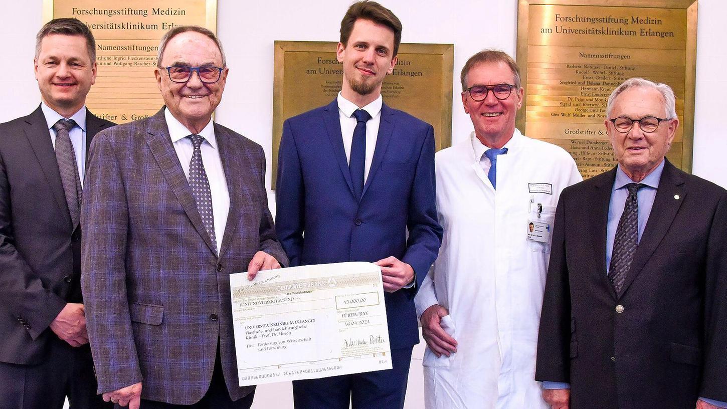 Dr. Wilhelm Polster (Stiftungsvorstand der Manfred-Roth-Stiftung, r.) und Stiftungsrat Klaus Teichmann (2. v. l.) übergaben mit Prof. Dr. Stephan Achenbach (Vorstandsvorsitzender der Forschungsstiftung Medizin, l.), den Spendenscheck an Klinikdirektor Raymund E. Horch (2. v. r.) und Dr. Rafael Schmid von der Plastischen Chirurgie des Uniklinikums Erlangen. Dr. Wilhelm Polster (Stiftungsvorstand der Manfred-Roth-Stiftung, r.) und Stiftungsrat Klaus Teichmann (2. v. l.) übergaben mit Prof. Dr. Stephan Achenbach (Vorstandsvorsitzender der Forschungsstiftung Medizin, l.), den Spendenscheck an Klinikdirektor Raymund E. Horch (2. v. r.) und Dr. Rafael Schmid von der Plastischen Chirurgie des Uniklinikums Erlangen.