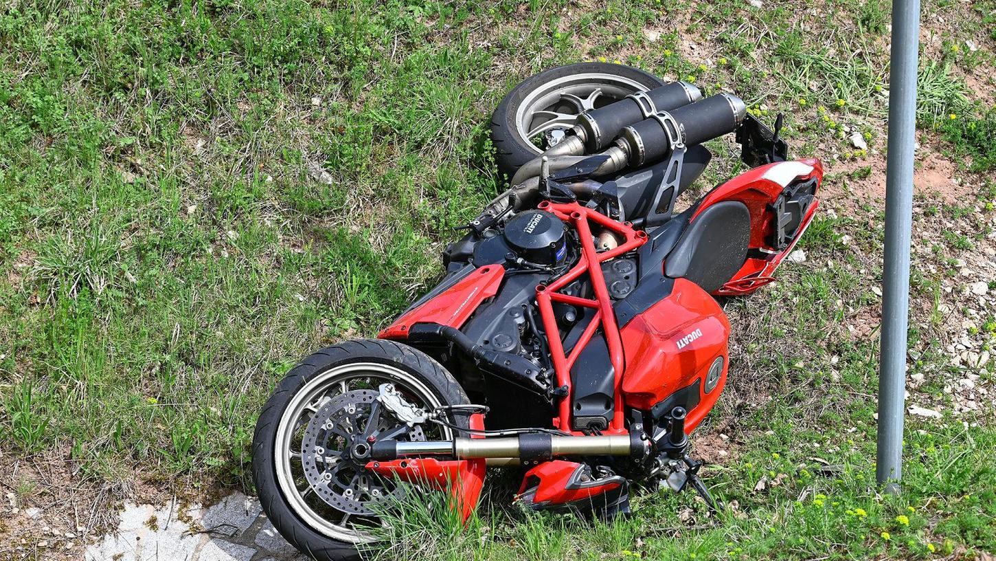 Das Motorrad des schwerer verunglückten Fahrers blieb wie aufgefunden zunächst für den Sachverständigen so liegen. Das Motorrad des schwerer verunglückten Fahrers blieb wie aufgefunden zunächst für den Sachverständigen so liegen.