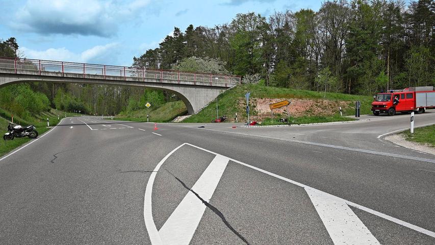 Der Unfall ereignete sich an der Abzweigung Richtung Motocrossstrecke und Gräfensteinberg etwas nördlich von Brand. Das Motorrad links wurde nach dem Unfall aufgestellt, das rote Motorrad (Bildmitte) blieb wie vorgefunden liegen in der Böschung der rechten Brückenauflage.