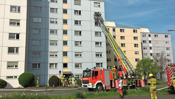 Brand in Oberasbacher Hochhaus: Eine Bewohnerin wurde verletzt