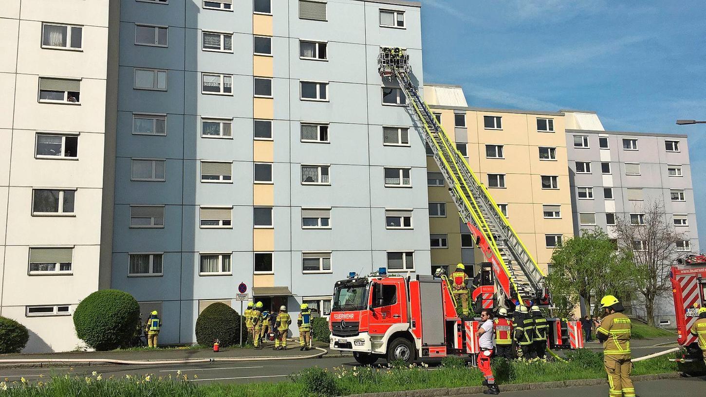 Die Küche in einem Hochhaus in Oberasbach stand in Flammen, als die Feuerwehr eintraf. Auch die Drehleiter kam zum Einsatz.