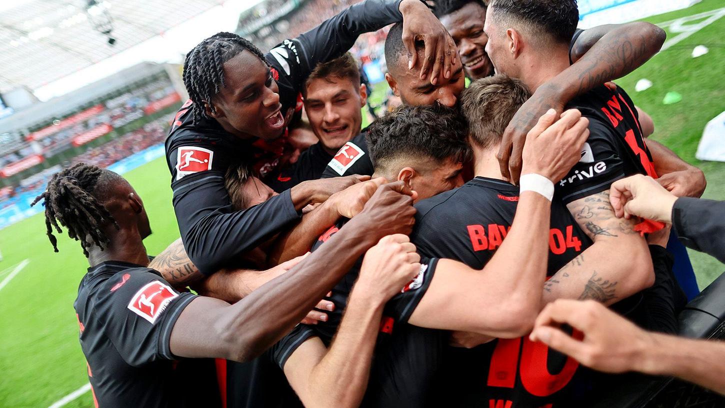 Die Leverkusener Spieler bejubeln das 5:0 - und ihre erste Meisterschaft.