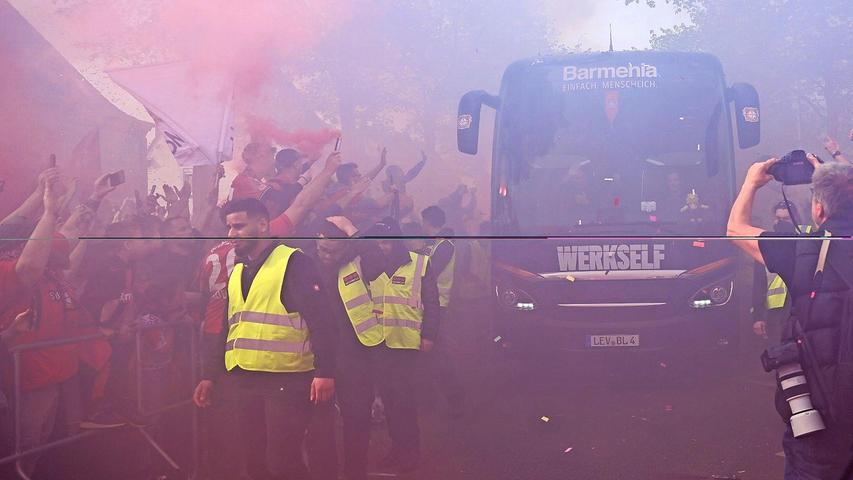 Leverkusener Fans empfingen den Mannschaftsbus und sorgten schon vor dem Spiel für Stimmung.