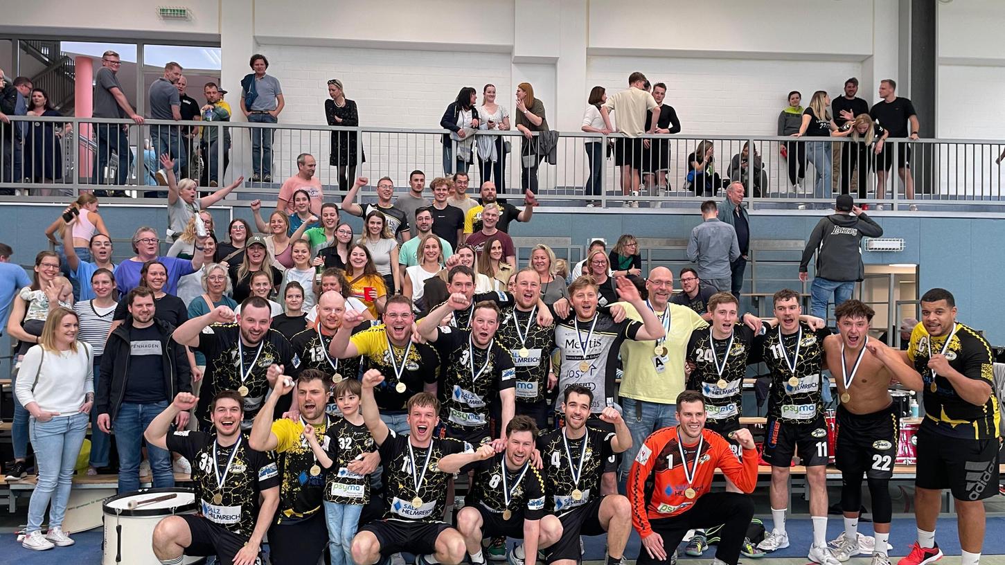 jetzt kann gefeiert werden: Die Landesliga-Handballer der HSG Lauf/Heroldsberg bejubeln hier den Titelgewinn und den Aufstieg in dei Bayernliga. Beim entscheidenden Auswärtssieg in Münchberg wurden sie von vielen Fans unterstützt, die in zwei Bussen mit zum Finale gereist waren.