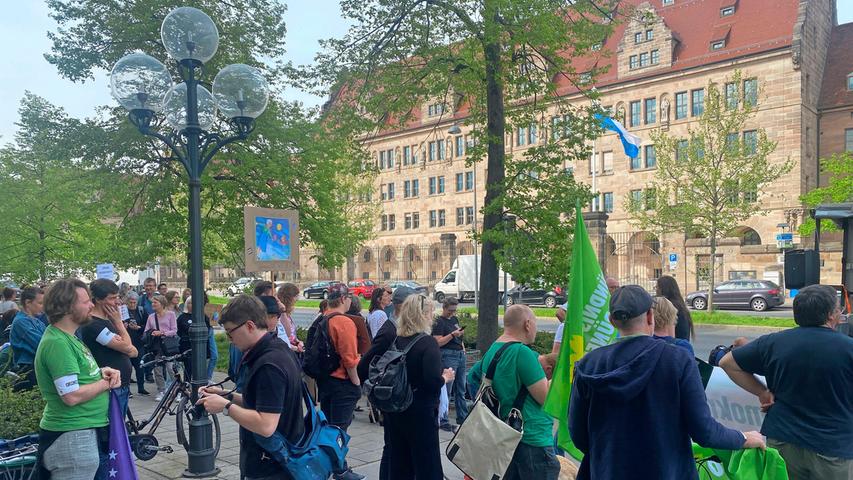 75 Jahre nach den Nürnberger Prozessen: Hunderte Menschen demonstrieren gegen rechts 