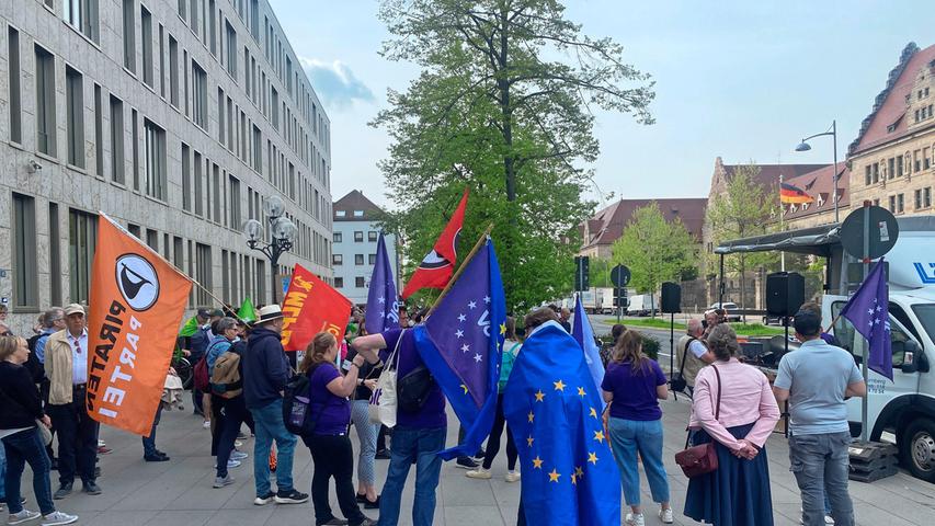 75 Jahre nach den Nürnberger Prozessen: Hunderte Menschen demonstrieren gegen rechts 