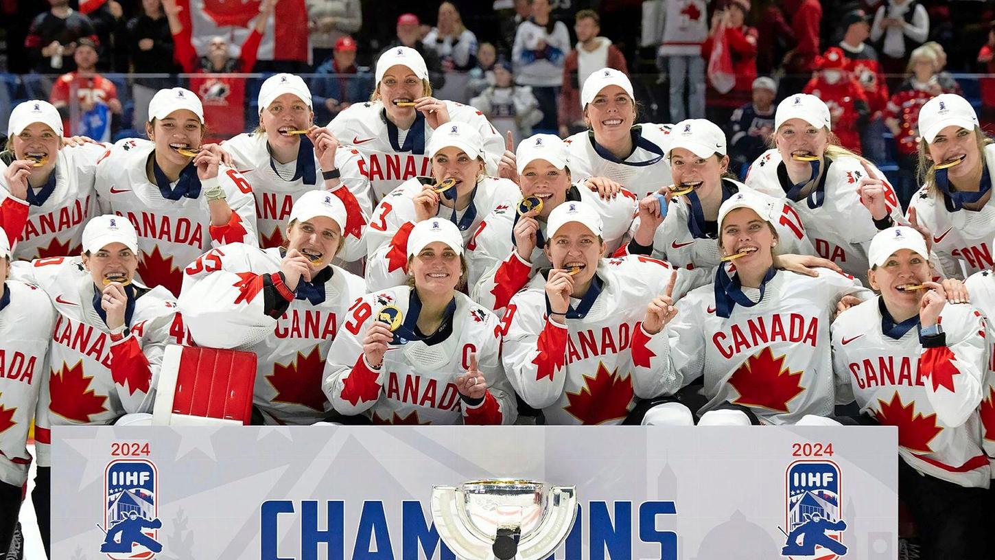 Kanadische Spielerinnen posieren mit ihren Medaillen nach dem Gewinn der Goldmedaille.