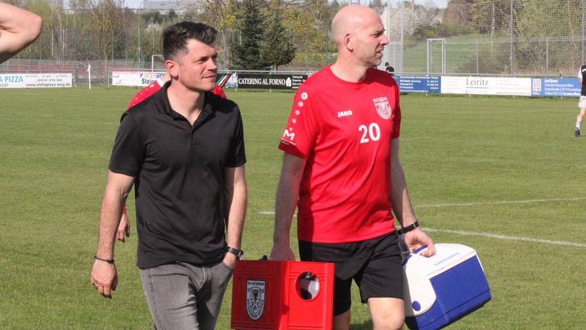 Die Trainer Markus Vierke (links) und Michael Seitz konnten rundum zufrieden sein mit ihrer Mannschaft und dem Auswärtssieg.