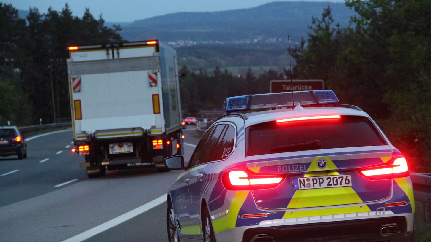 Sechs Stunden lang haben Beamte der Verkehrspolizei Feucht die Geschwindigkeit der Autofahrer auf der A 9 an der Hienbergabfahrt gemessen.