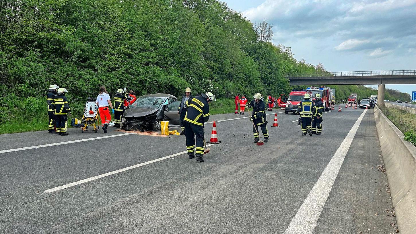 Auto überschlägt sich auf der A7 in Franken: Im Wagen saßen auch drei kleine Kinder