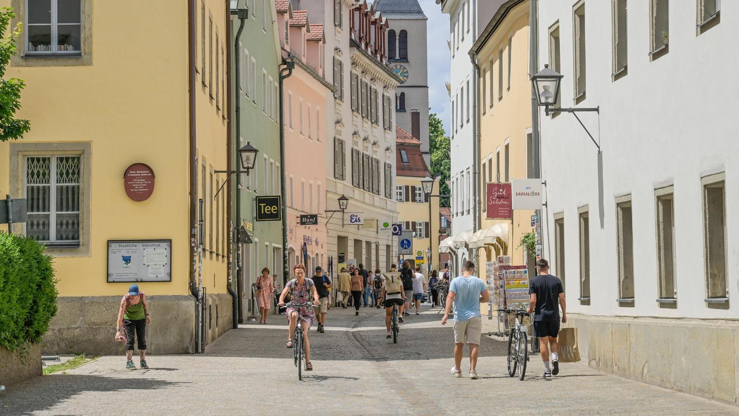 Passanten in der Regensburger Altstadt.