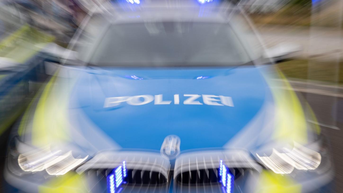 Auf der Flucht vor der Polizei bauten zwei Motorradfahrer einen Unfall.