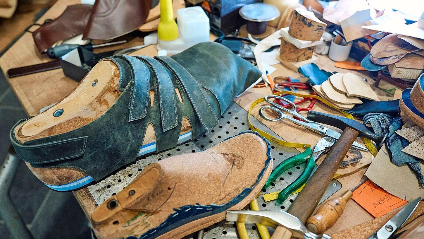 Die Schuhmacherwerkstatt von Georg Wessel in Vreden versorgt Jeison Rodriguez und andere Riesenwüchsige seit vielen Jahrzehnten mit passendem Schuhwerk.