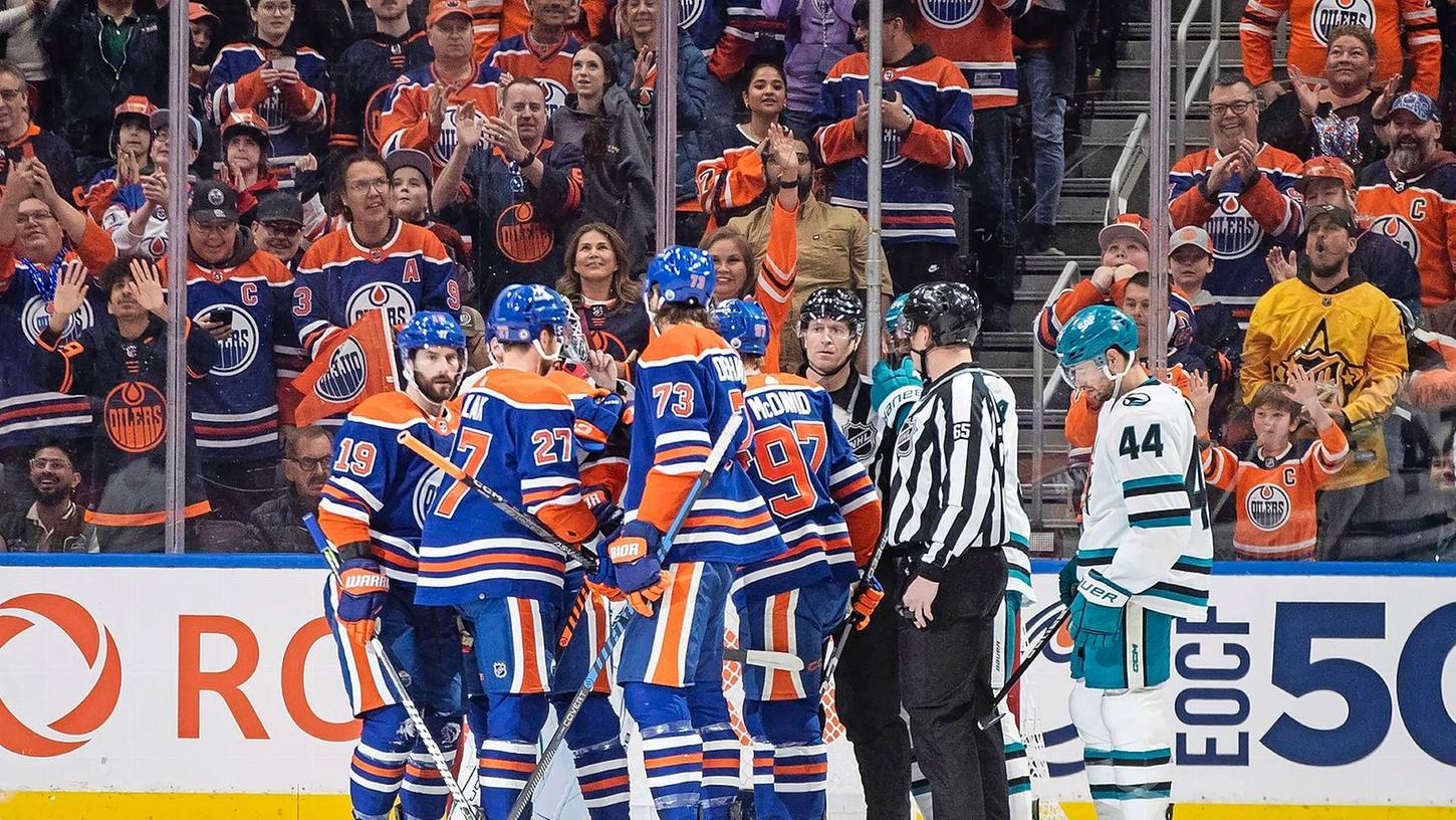 Eishockey: Marc-Edouard Vlasic (44) von den San Jose Sharks sieht zu, wie die Edmonton Oilers während des ersten Drittels ein Tor feiern.