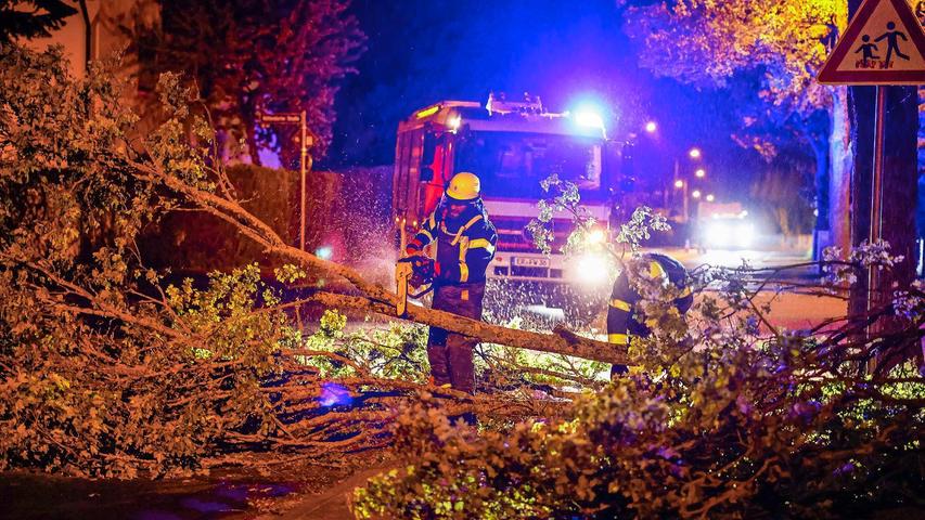 Blitzeis und Sturm: Zahlreiche Unfälle und umgestürzte Bäume nach Unwetter