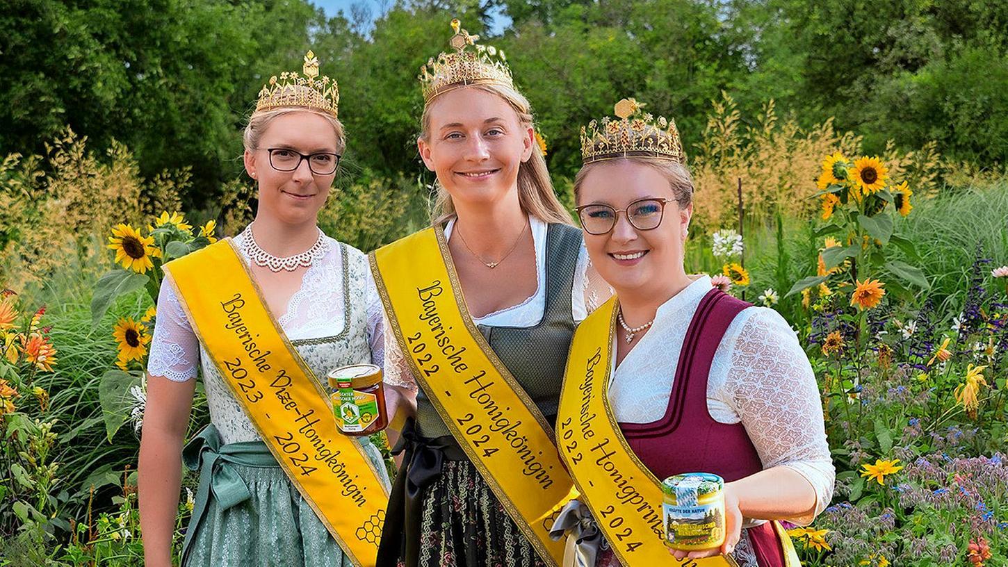 Die Bayerischen Honighoheiten 2022 bis 2024: Honigkönigin Victoria Seeburger (mitte), Vize-Honigkönigin Laura Mache (links) und Honigprinzessin Linda Jakob.