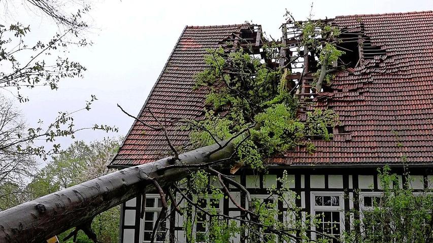 Ein Baum hat im Kreis Steinfurt (Nordrhein-Westfalen) infolge des Sturms das Dach eines Fachwerkhauses schwer beschädigt.