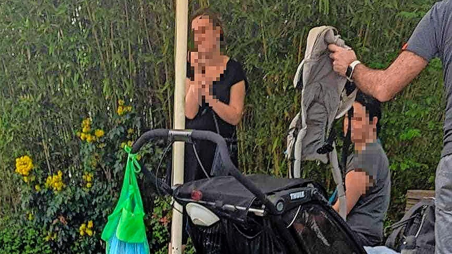 Eine Besucherin hat im Playmobil-Funpark zufällig den Diebstahl ihrer Babytrage fotografiert.