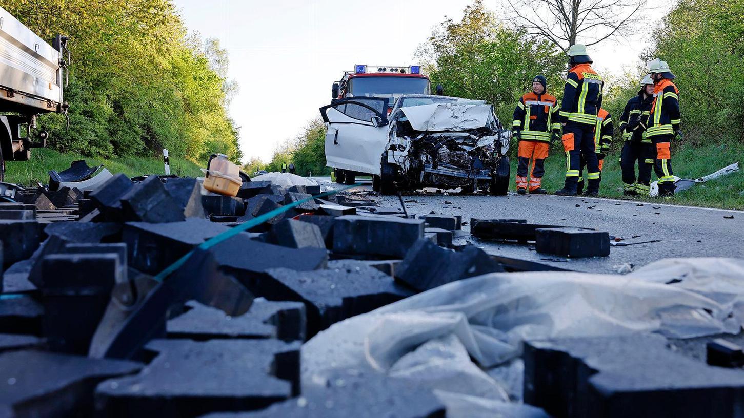 Zu einem heftigen Unfall kam es am Dienstagvormittag im Landkreis Ansbach, zwischen Lehrberg und Rügland.