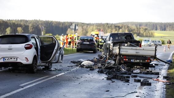 Schwerer Unfall bei Ansbach: Frau wird nach Kollision mit Pflastersteinanhänger eingeklemmt
