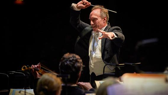 Roland Böer bleibt Chefdirigent der Staatsphilharmonie Nürnberg bis 2027