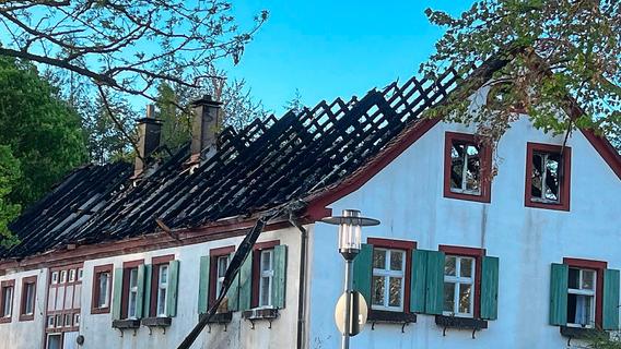 Weiße Mühle im Landkreis Würzburg bei Brand schwer beschädigt - Bewohner gerettet