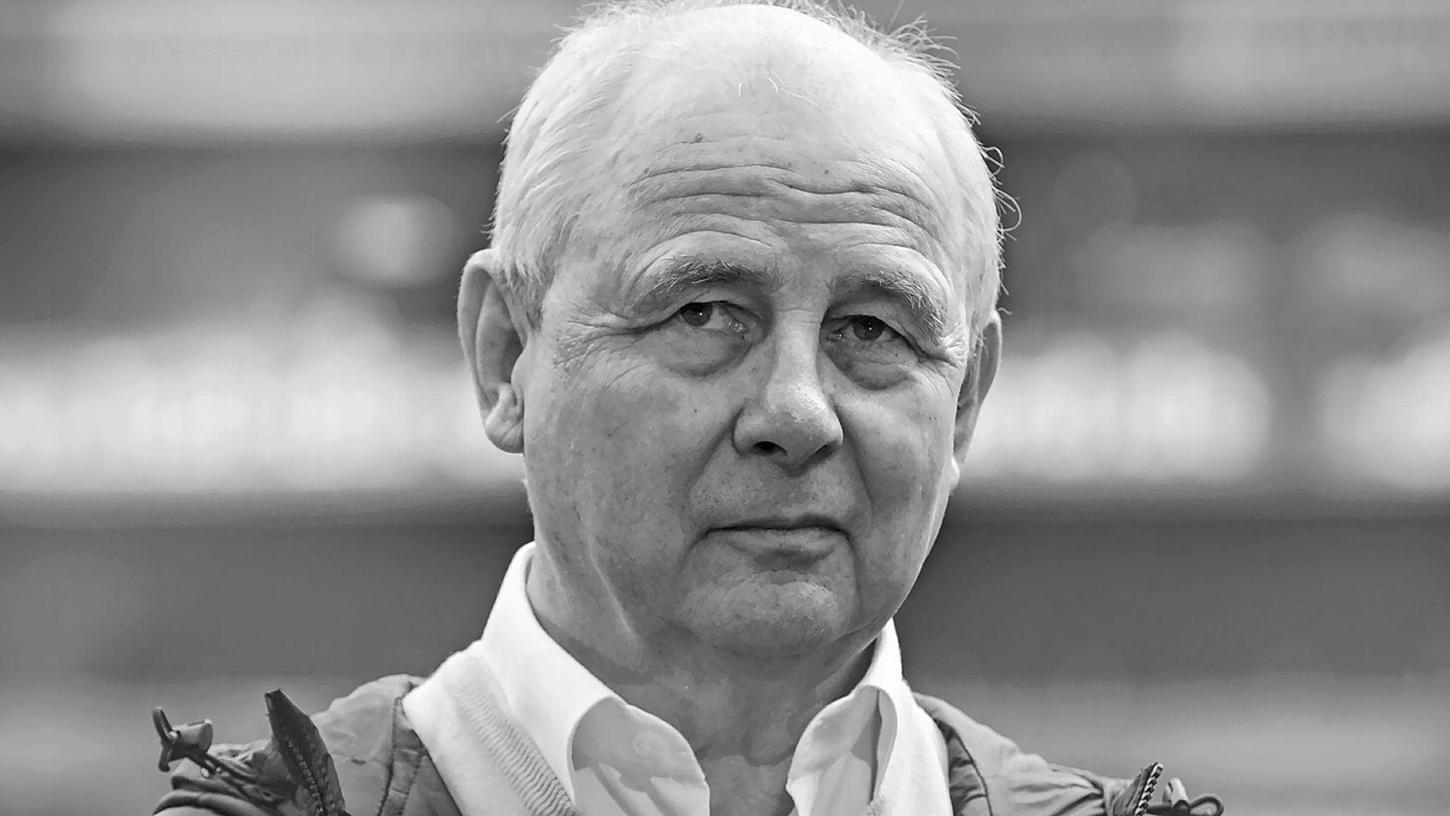 Die Frankfurter Spieler-Legende Bernd Hölzenbein ist im Alter von 78 Jahren gestorben.