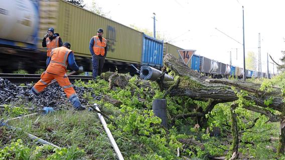 Im Sturm beschädigt: Bahnstrecke zwischen Fürth und Erlangen war stundenlang gesperrt