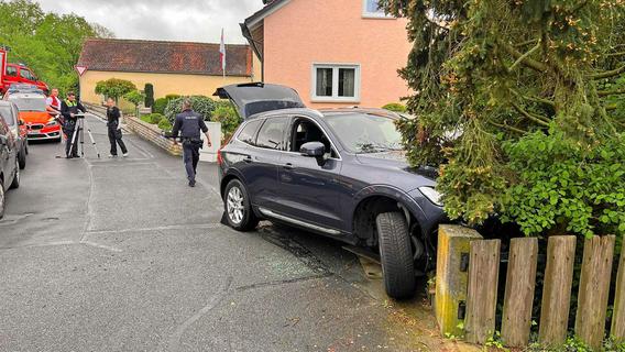 Auto prallt in Gartenzaun: Medizinischer Notfall in Franken - Mann stirbt
