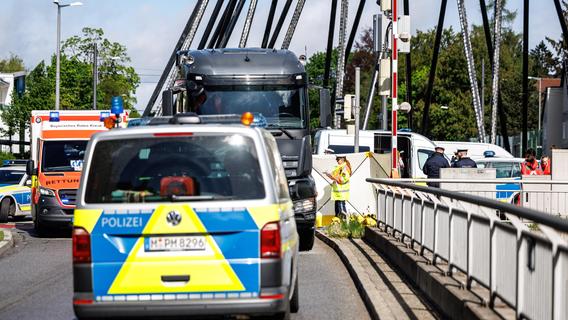 Fußgängerin wird in Bayern von Lastwagen erfasst und stirbt