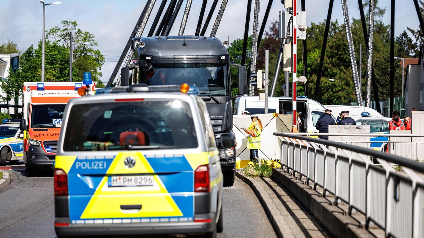 Bayern, München: Ein verunfallter LKW steht nach einem tödlichen Unfall mit einem Fußgänger an der Unfallstelle am Effnerplatz.